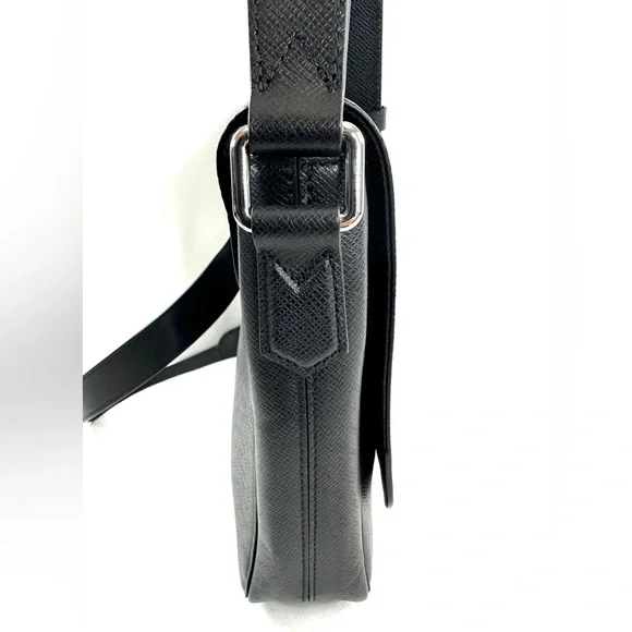 Louis Vuitton District PM Black Taiga Messenger Crossbody Shoulder Bag Dust Bag - Picture 6 of 16